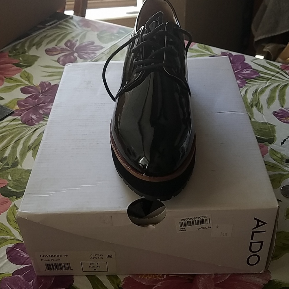 Very pretty casual shoes.